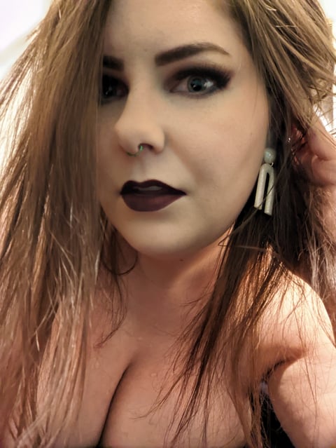 elivecams.com emeraldevergreen profile on OnlyFans in pierced-nipples category