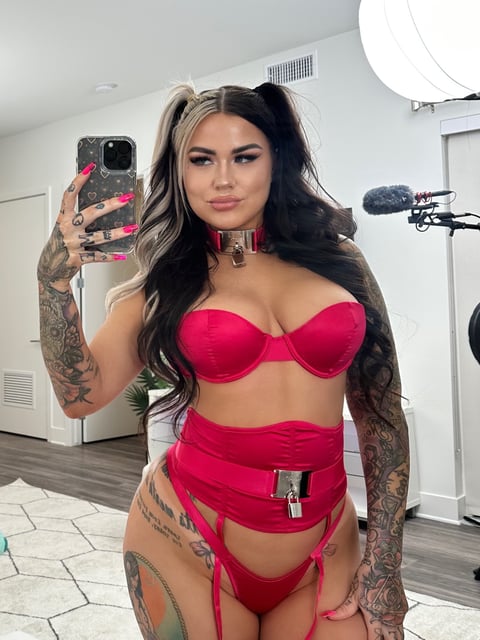 elivecams.com karmenkarma profile on OnlyFans in orgy category