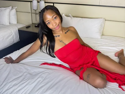 nicolesolace English speaking webcam model